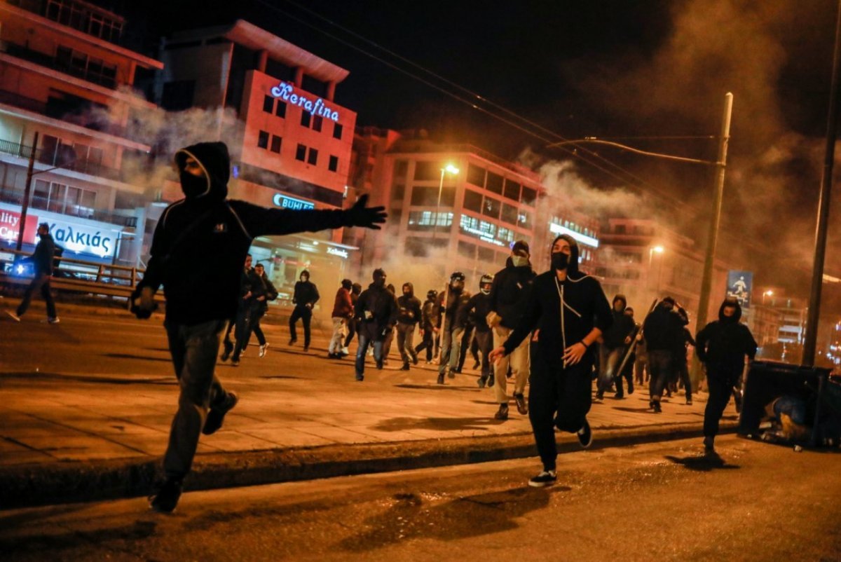 Atina’nın güneydoğusundaki Nea Simirna’da binlerce kişi polis şiddetine karşı sokağa çıktı