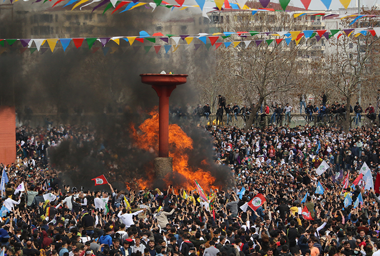 Kürt illerinde Newroz kutlamalarına yüz binlerce kişi katıldı