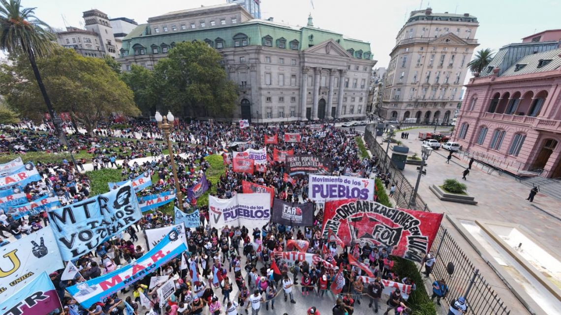 Arjantin’de giderek derinleşen ekonomik koşullara karşı binlerce kişi sokağa çıktı