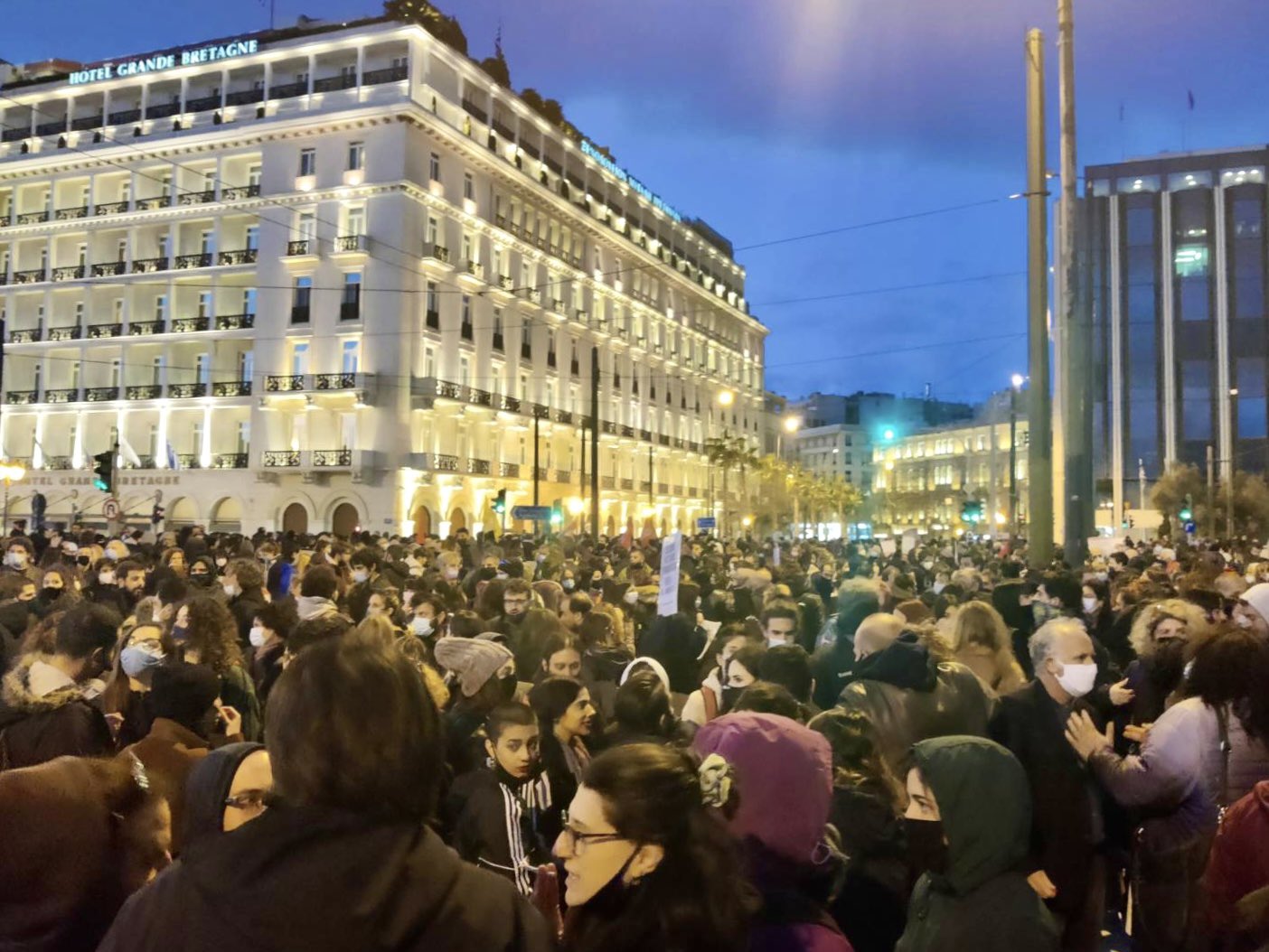 Yunanistan’da polis şiddeti ve devlet baskısına karşı öfke büyüyor: Sintagma Meydanı’nda gerçekleşen eyleme binlerce kişi katıldı