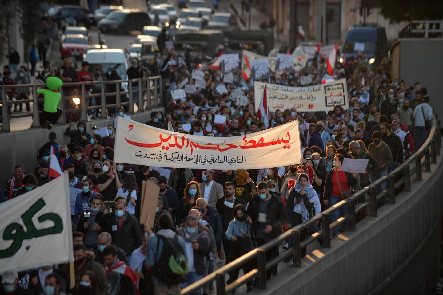 Lübnan’da döviz kurlarındaki ani yükseliş sonrasında, derinleşen ekonomik krize karşı yüzlerce kişi sokağa çıktı