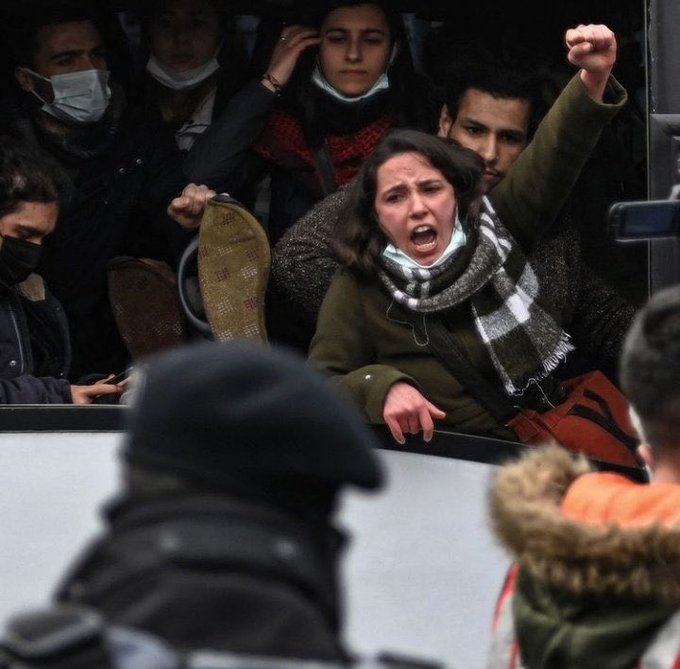Dün gözaltına alınan arkadaşlarıyla dayanışmak için İstanbul Adliyesi önünde açıklama yapmak isteyen öğrencilere polis saldırdı