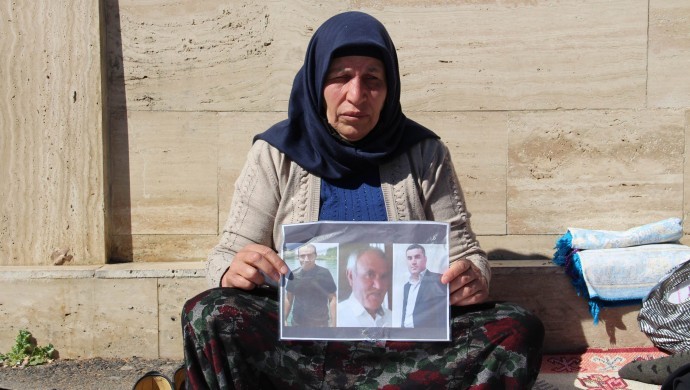 Katledilen eşi ve çocukları için “adalet” talebiyle oturma eylemini sürdüren Emine Şenyaşar gözaltına alındı