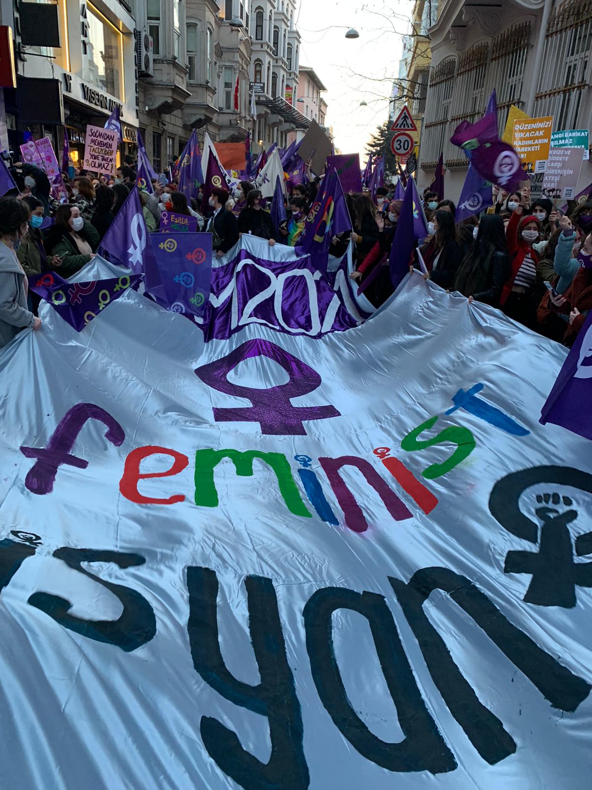 8 Mart’ta binlerce kadın polisin engelleme çabalarına rağmen bir çok şehirde sokaklara çıktı