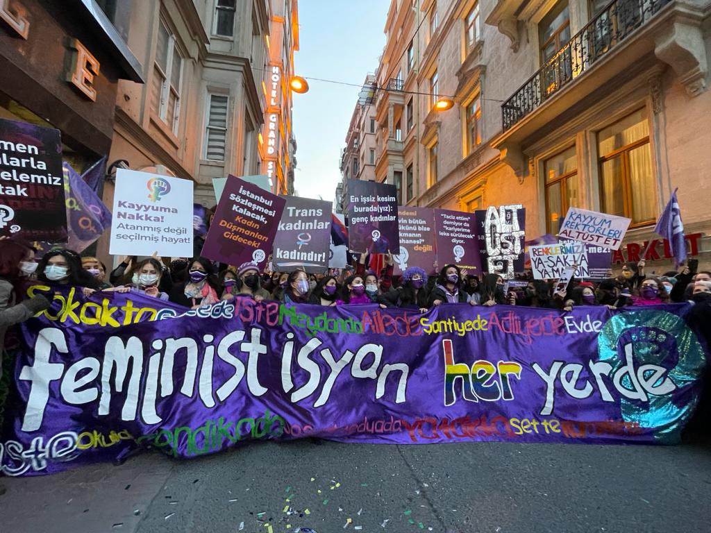 Feminist Gece Yürüyüşü’ne katılan kadınlara yönelik polis operasyonları