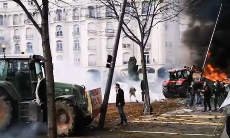Fransa’da çiftçiler ‘İklim ve Dayanıklılık’ yasa tasarısını protesto etmek için Clermont Ferrand sokaklarına döküldü