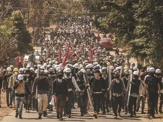 Myanmar’da askeri darbeye karşı süresiz genel grev öncesi askerler hastaneleri ve üniversiteleri işgal etti