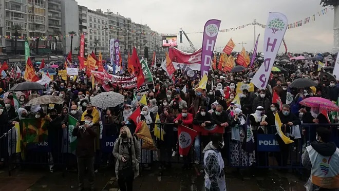 Newroz ateşi dört bir yanda yakıldı, kutlamalara on binlerce kişi katıldı