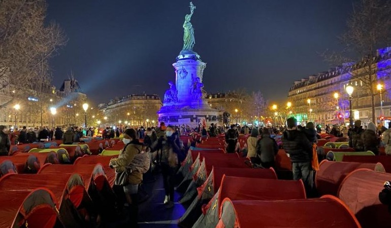 Paris’te göçmenler barınma hakkı için République Meydanı’nda çadır kamp kuruldu