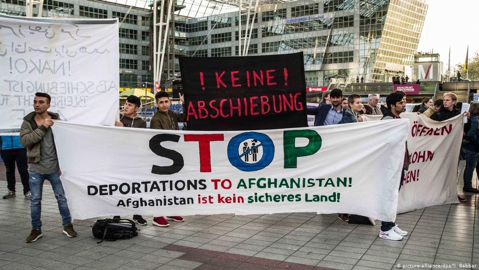 Berlin’de yüzlerce kişi Afgan sığınmacıların sınır dışı edilmesini engellemek için havaalanında eylem gerçekleştirdi