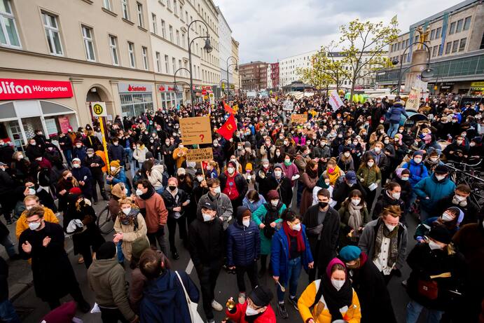 Berlin’de uygulanan kira bedeli sınırlandırmasını geçersiz sayan Yüksek Mahkeme kararının ardından binlerce kişi sokağa çıktı