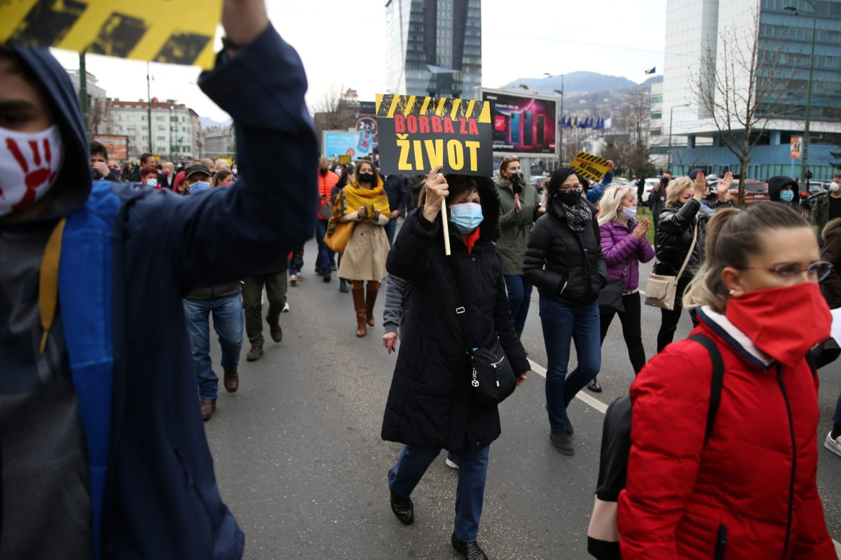 Saraybosna’da pandemi sürecindeki başarısız politikaları nedeniyle hükümetin istifasını isteyen yüzlerce kişi sokağa çıktı