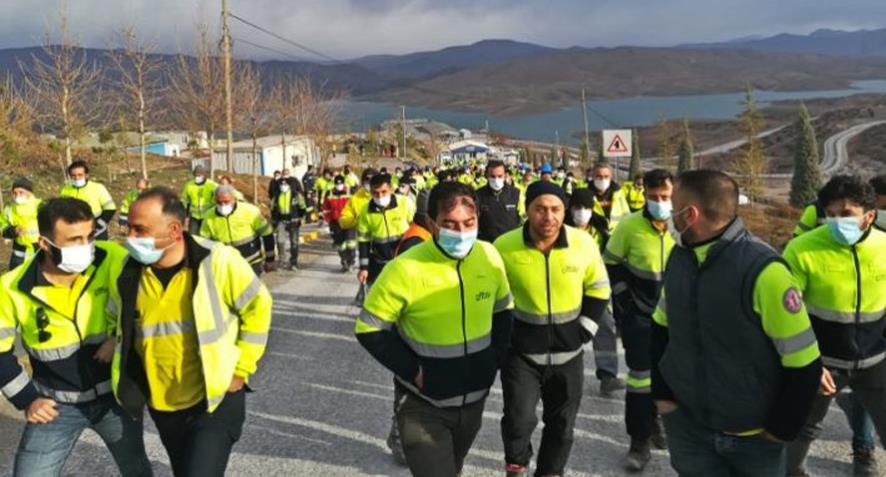 Erzincan’da maden işçileri koşullarının düzeltilmesi ve ücretlerinin arttırılması talebiyle fiili greve çıktı
