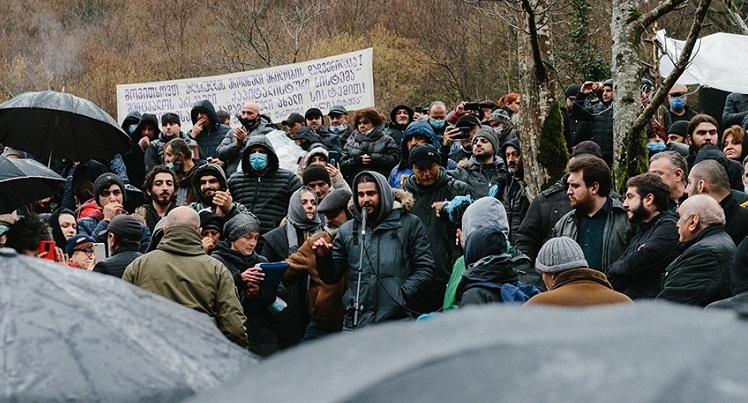Gürcistan’da ENKA tarafından inşa edilen HES’e karşı binlerce kişi sokağa çıktı