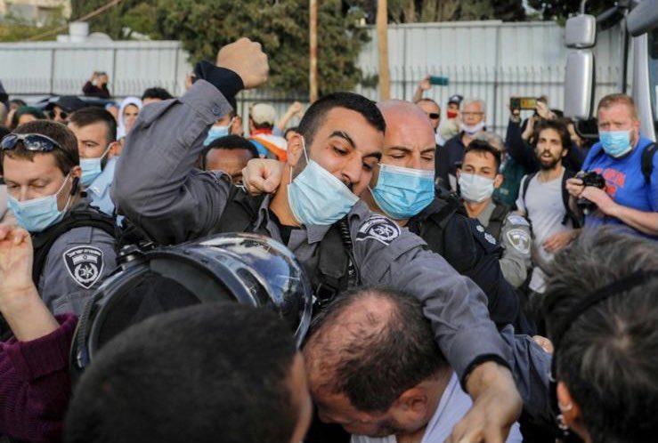 Doğu Kudüs’te evlerinden çıkarılma tehdidiyle karşı karşıya olan Filistinlilerle dayanışmak için düzenlenen eyleme polis saldırdı