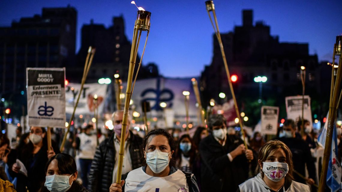 Arjantin’de binlerce sağlık çalışanı daha iyi ücretler ve koşullarının düzeltilmesi talebiyle sokağa çıktı