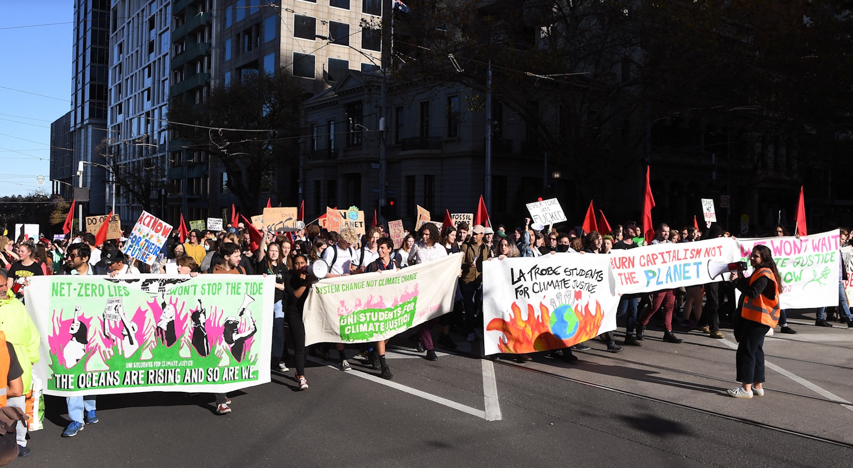 Avustralya’da binlerce öğrenci hükümetin iklim politikalarına karşı sokaklara çıktı