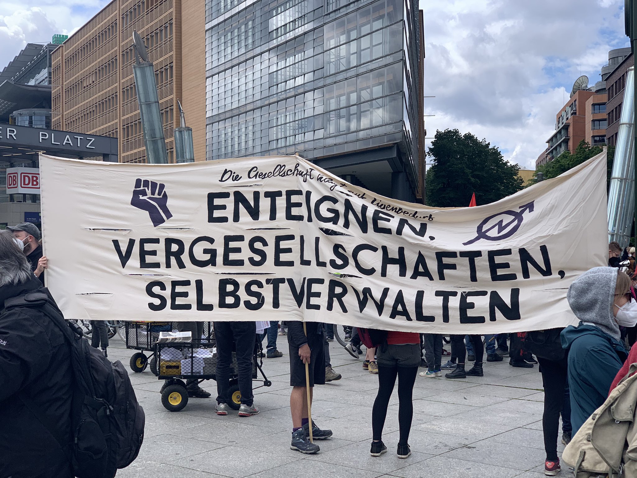 Berlin’de yüksek kiralara karşı eylem