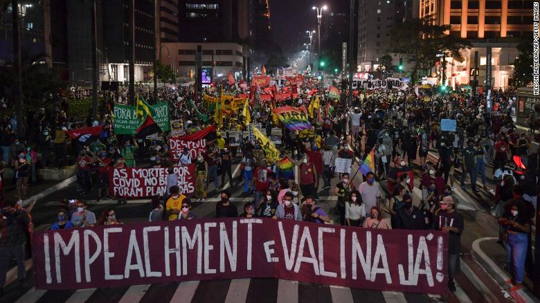 Brezilya’nın birçok yerinde Devlet Başkanı Bolsonaro’ya karşı on binlerce kişi sokağa çıktı