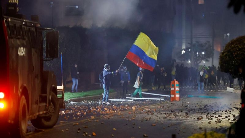 Kolombiya’da kitlesel grev ve sokak gösterilerinin ardından vergi yasa tasarısı geri çekildi, eylemler sürüyor