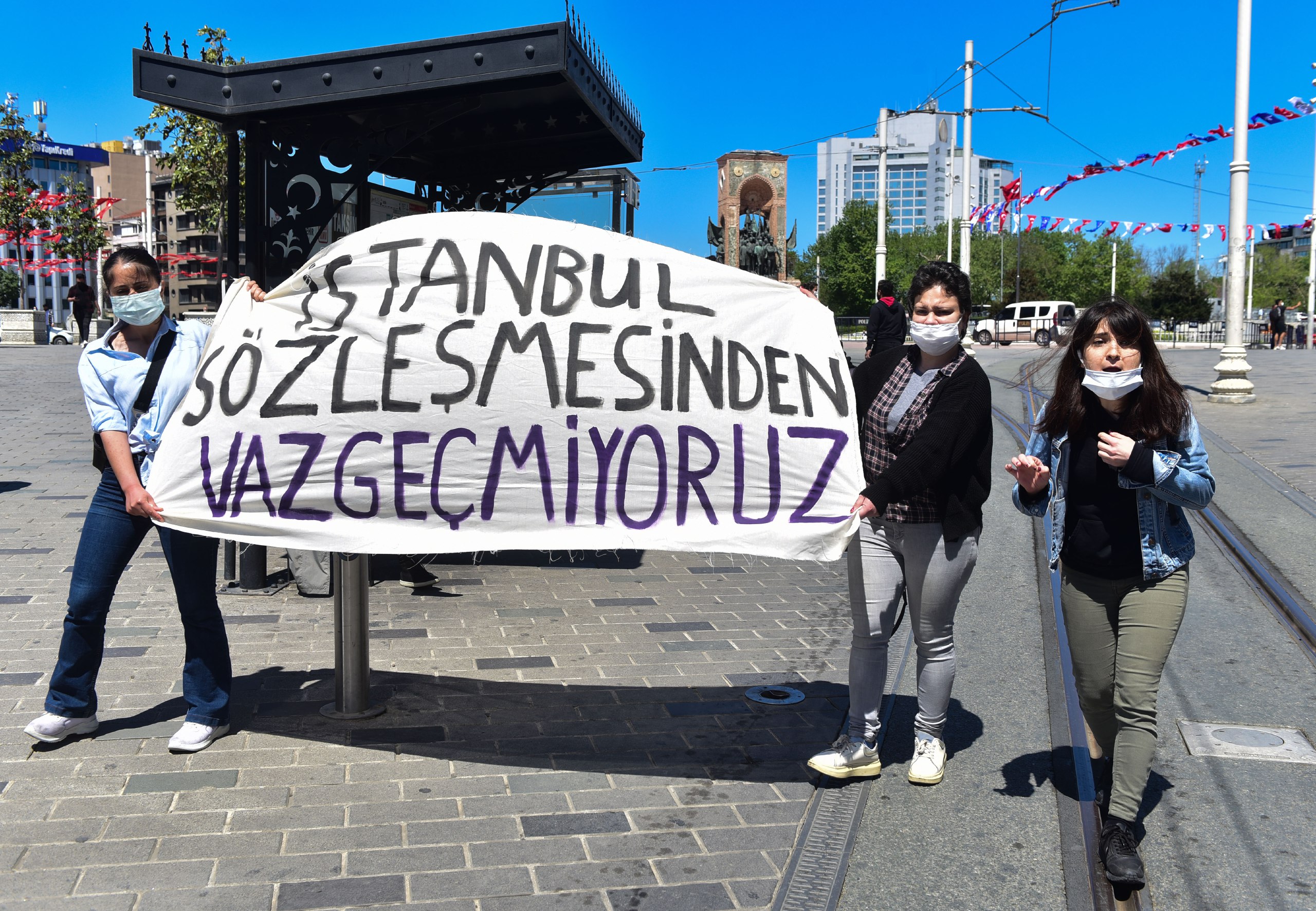 Taksim Meydanı’nda İstanbul Sözleşmesiyle ilgili eylem yapmak isteyen kadınlara polis saldırdı