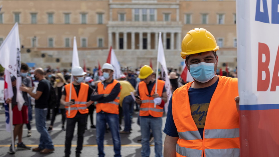 Yunanistan’da hükümetin işçilerin haklarına yönelik yeni saldırı planına karşı grev