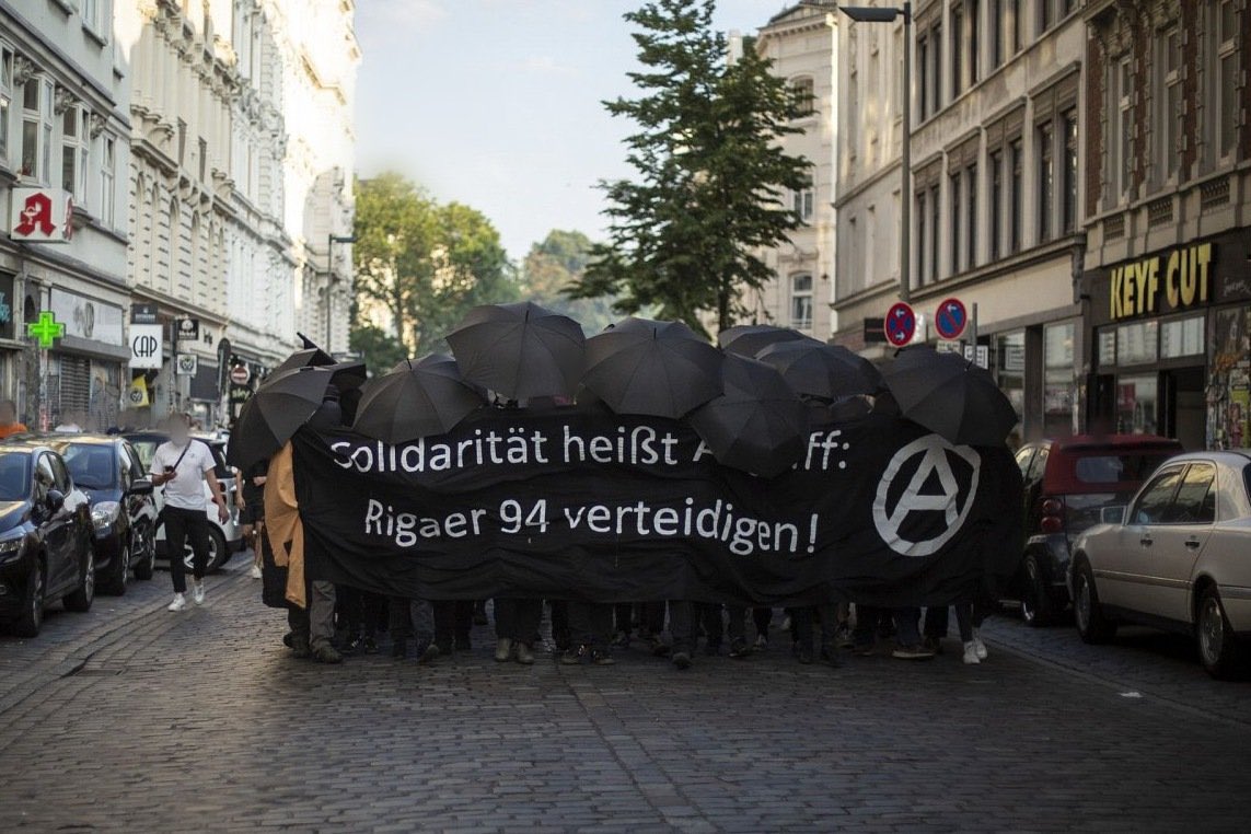 Rigaer 94 işgal evi ile dayanışmak için Hamburg’ta yüzlerce antifaşist eylem gerçekleştirdi