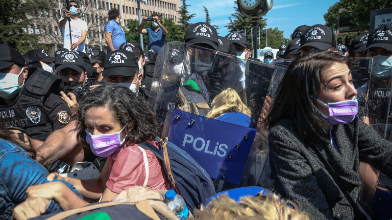 Polis Ankara Adliyesi önünde eylem yapmak isteyen kadınlara saldırdı