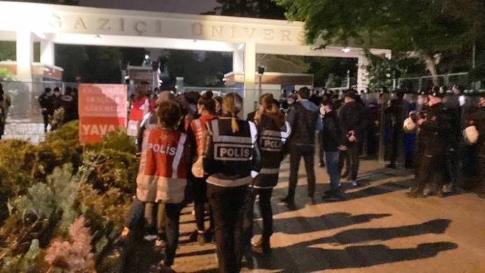 Boğaziçi Üniversitesi öğrencileri polis ve özel güvenlik saldırılarına rağmen direnişi sürdürüyor