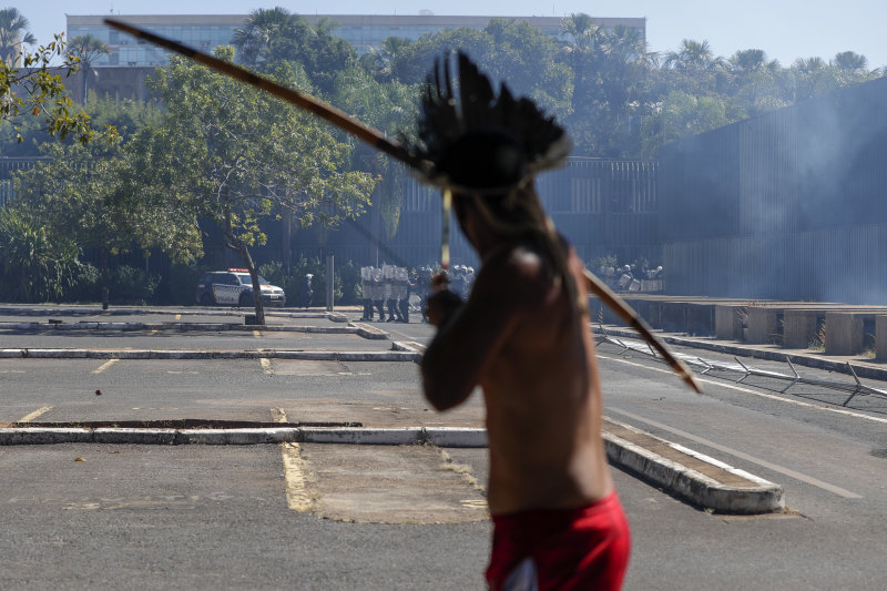 Brezilya’da yerlilere ait toprakları ticarileştiren yasa tasarısına karşı kurulan kampa polis saldırdı