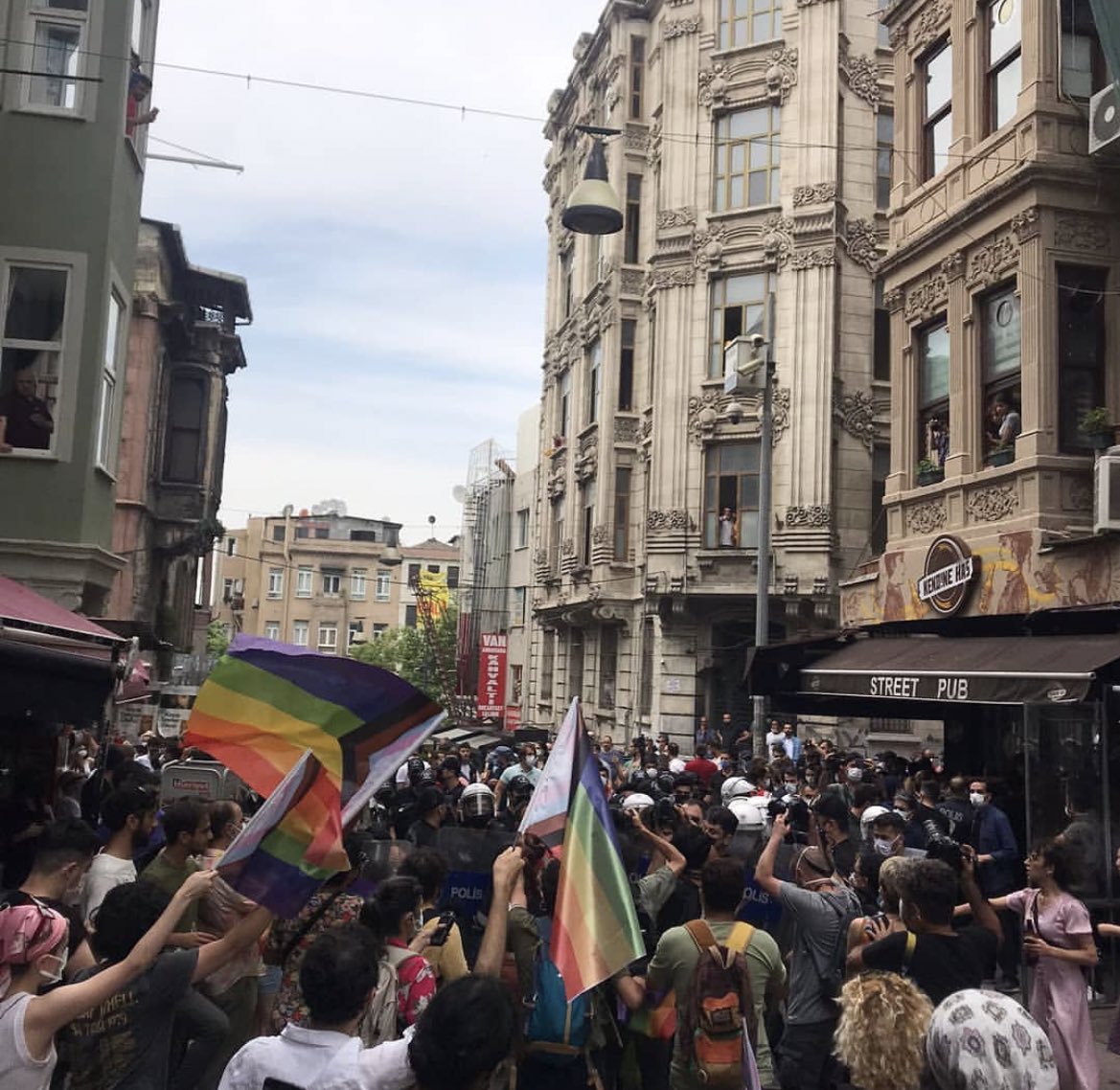 İstanbul’da yüzlerce kişi polis terörüne rağmen 19. LGBTİ+ Onur Yürüyüşü için sokaklardaydı