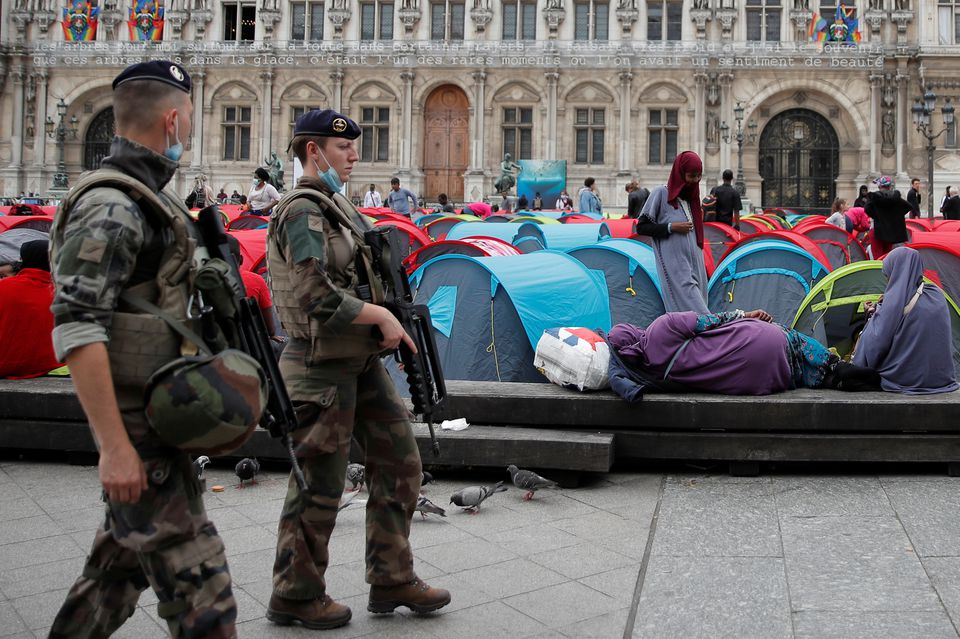 Paris’te mültecilere insanca barınma hakkı talebiyle kurulan çadılar polisler tarafından kaldırıldı