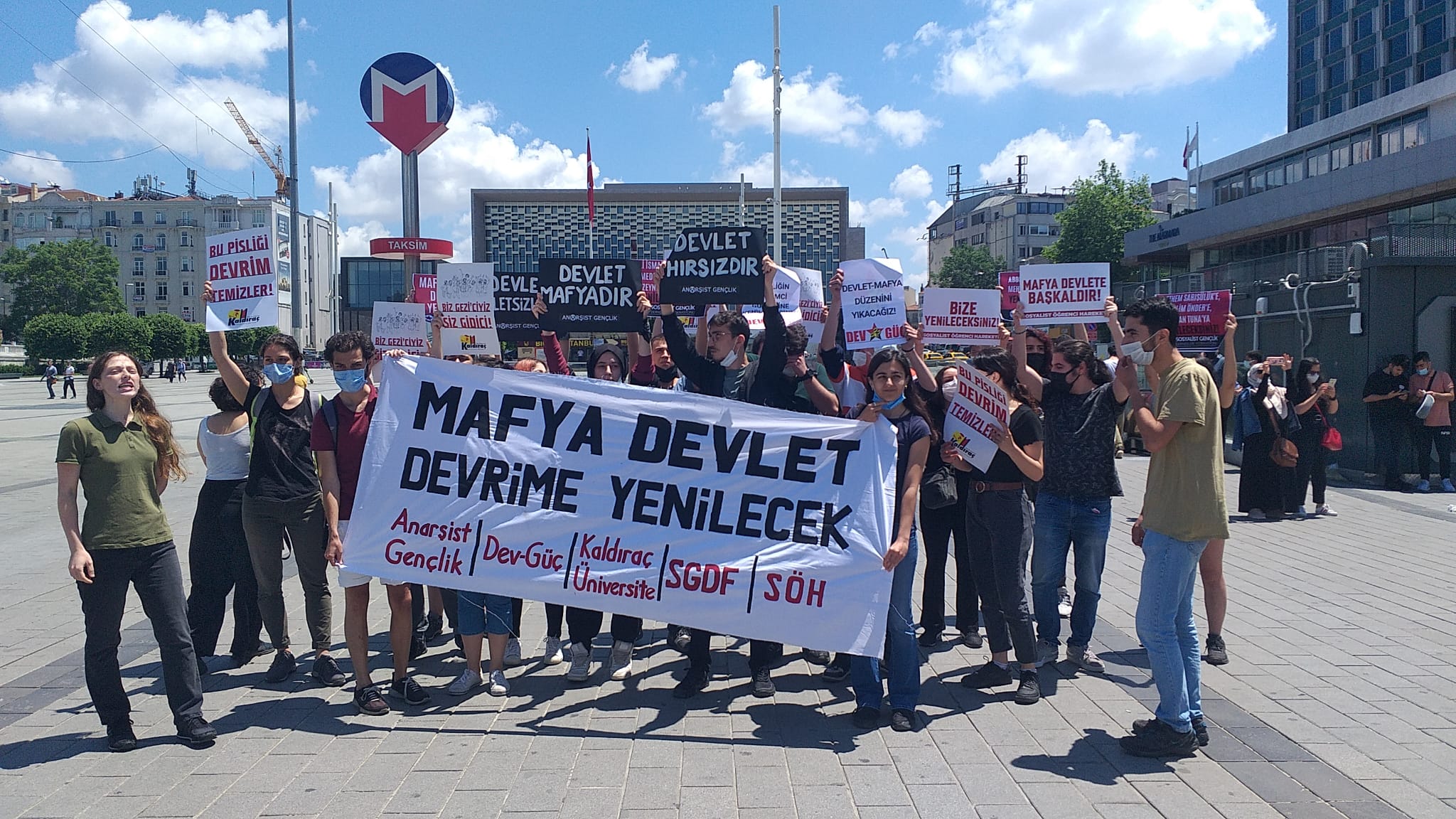 Gençlik örgütlerinin Taksim’de “Mafya devlet devrime yenilecek” sloganıyla gerçekleştirdiği eyleme polis saldırdı