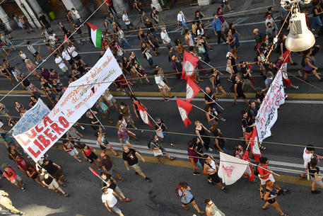 İtalya’da G8 karşıtı eylemler sırasında polis tarafından öldürülen anarşist Carlo Giuliani binlerce kişi tarafından anıldı