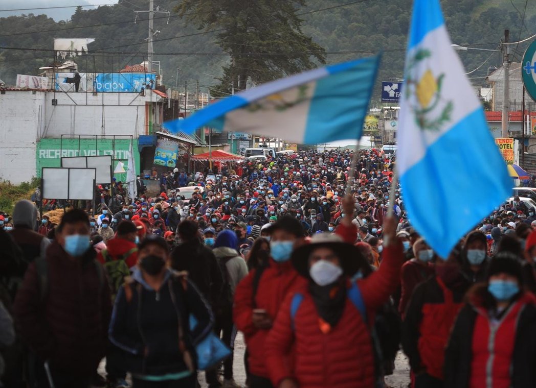 Guatemala’da yolsuzlukla mücadeleyle görevli savcının görevden alınmasının ardından binlerce kişi sokaklara çıktı