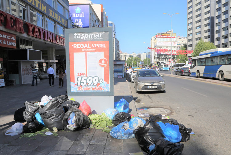 Çankaya Belediyesi’ne bağlı çalışan temizlik işçileri fiili greve başladı