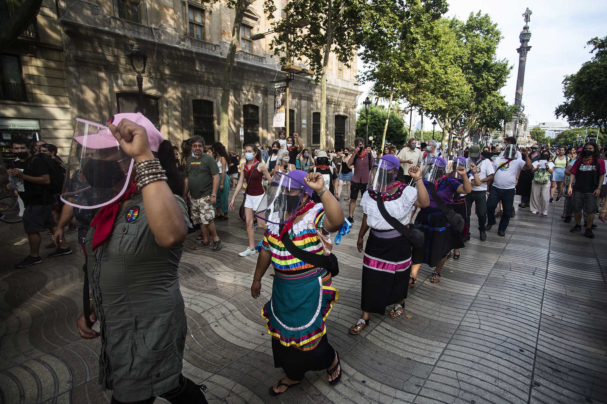 Barselona’da Zapatistalar’ın yürüyüşüne yüzlerce kişi katıldı