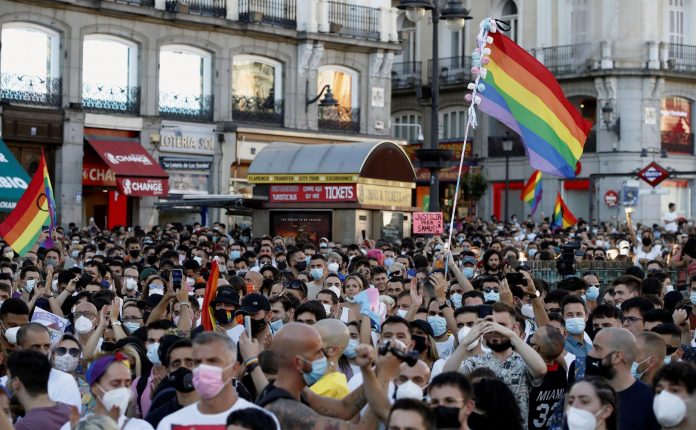 İspanya’da 24 yaşındaki Samuel Luiz’in homofobik saldırı sonucu hayatını kaybetmesinin ardından eylemler düzenlendi