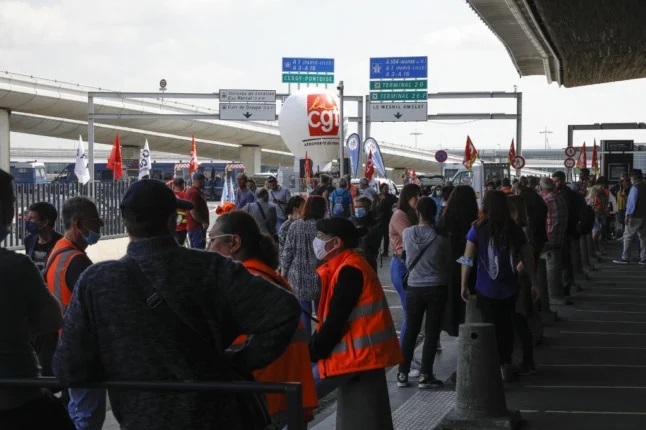 Grevci işçiler Paris CDG Havaalanı’nda blokaj eylemi gerçekleştirdi