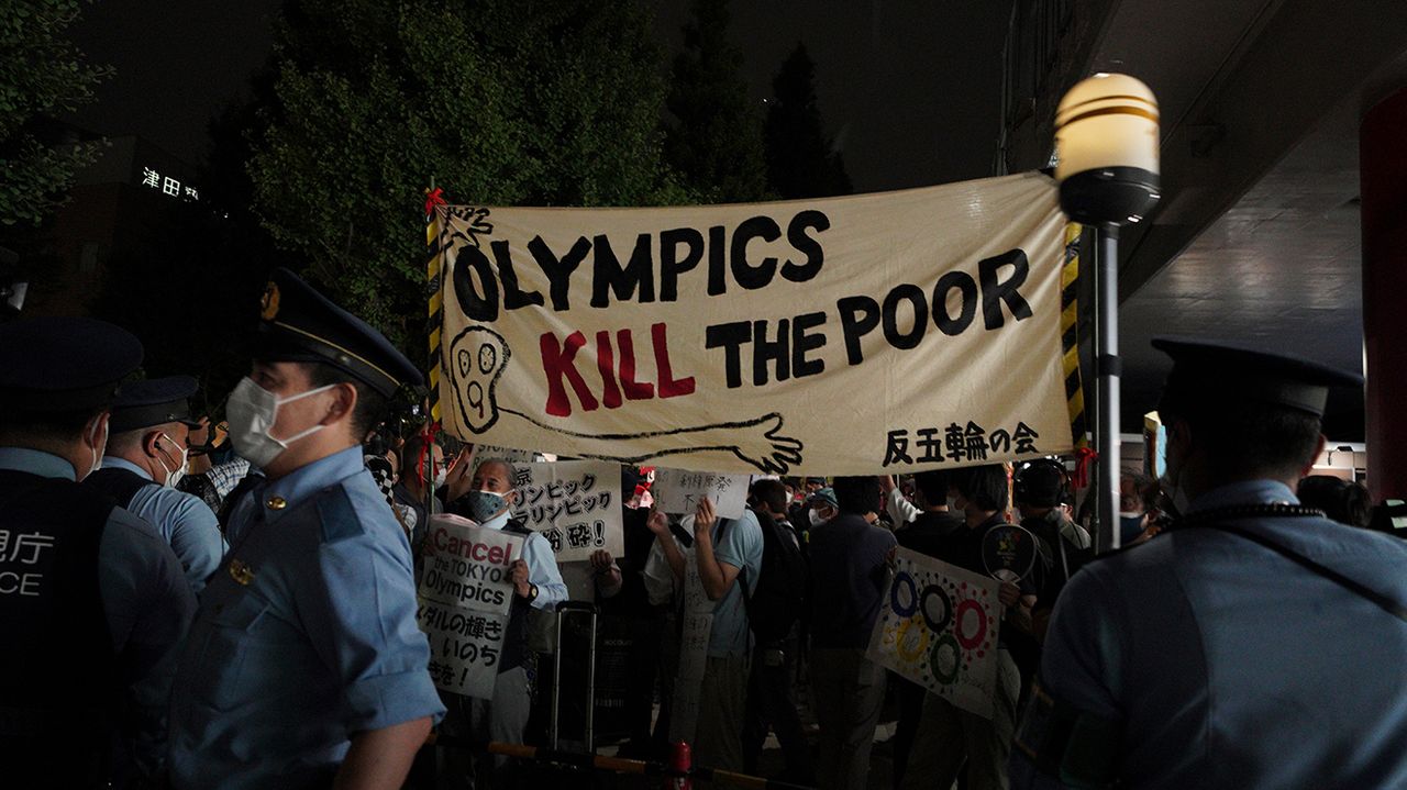 Tokyo’da Olimpiyatları’nın açılış töreni sırasında yüzlerce kişi oyunların iptal edilmesi talebiyle eylem gerçekleştirdi