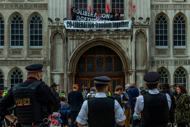‘Yokoluş İsyanı’nın iklim krizine karşı Londra’da iki hafta sürecek sivil itaatsizlik eylemleri başladı