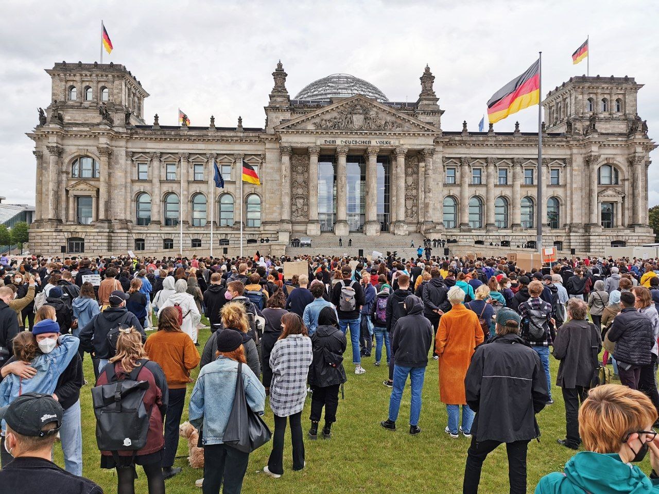 Almanya’da Afganistan’dan ayrılmak isteyenlerin tahliyesi ve Afgan mültecilerin sınır dışı edilmemesi talebiyle eylemler