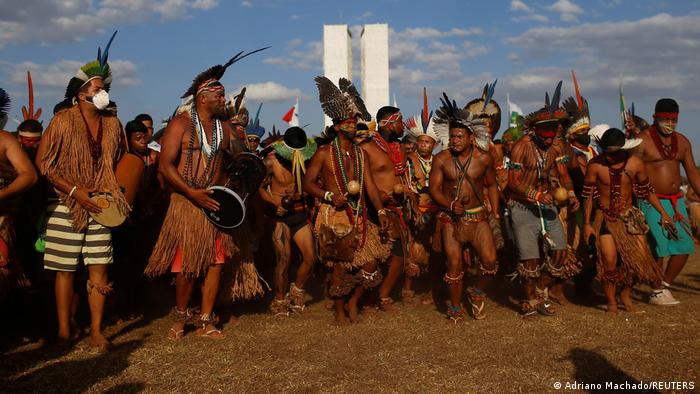 Brezilya’da yerliler topraklarının talanının önünü açacak yerel mahkeme kararının yüksek mahkemede görüşülmesi sırasında eylem gerçekleştirdi