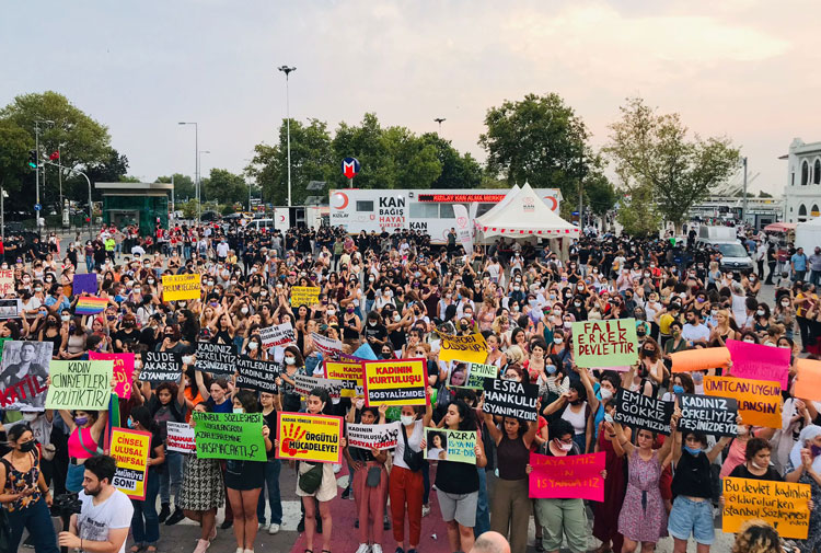 Kadın cinayetlerine karşı kadınlar Kadıköy’de bir araya geldi: Hayatlarımız için isyandayız