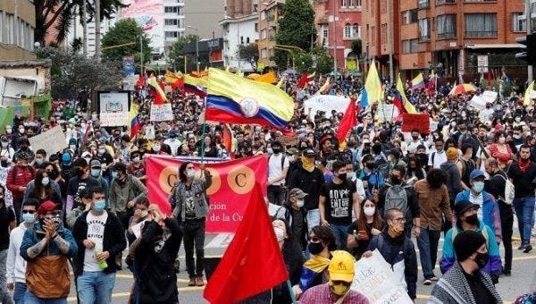 Kolombiya’da binlerce kişi kazanımlarını savunmak için sokağa çıktı