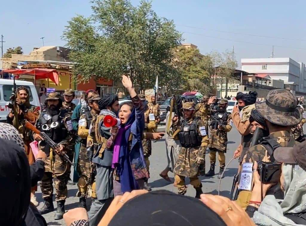 Afganistan’da kadınlar Taliban’a karşı direniyor