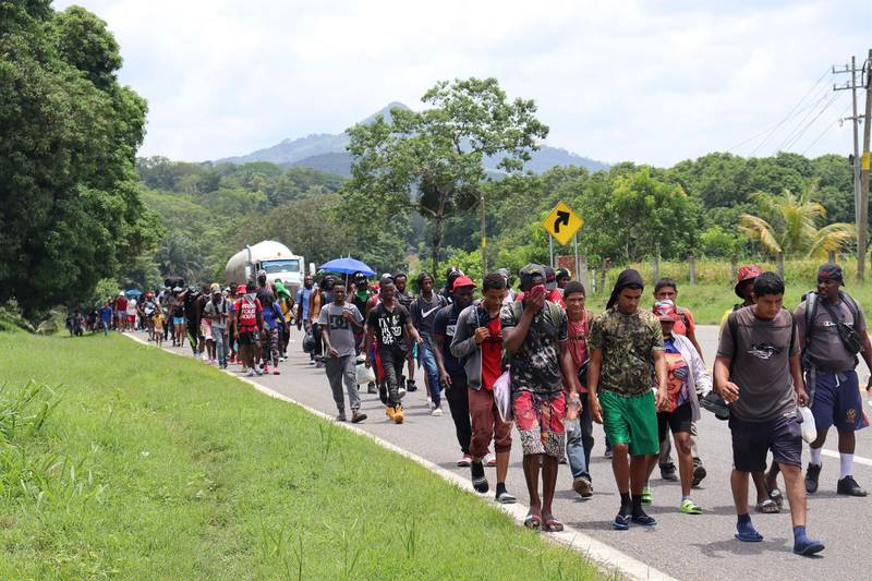 Meksika’da seyahat özgürlüğü için yürüyüşe geçen göçmenlere kolluk kuvvetleri saldırdı