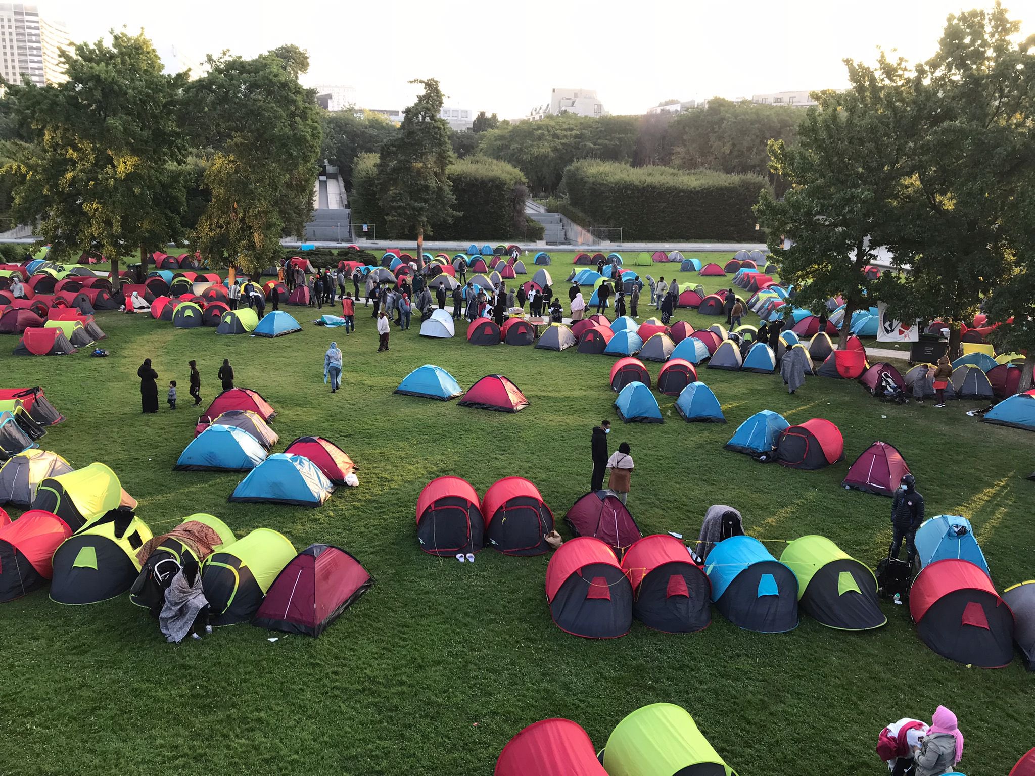 Paris’te insanca barınma hakkı talep eden kağıtsız göçmenler tarafından valilik önünde çadır kamp kuruldu