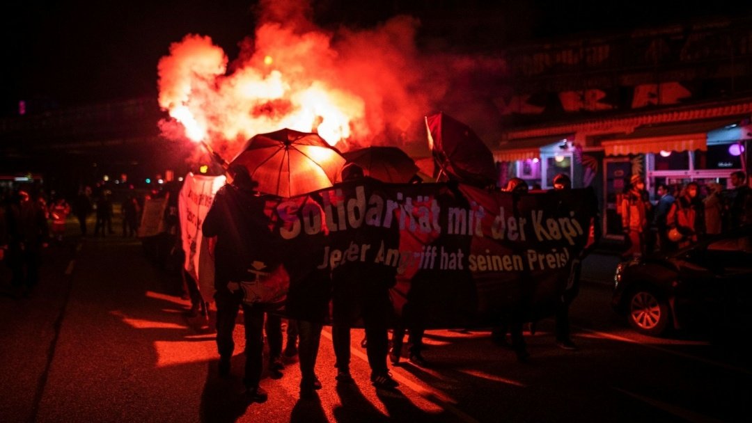 Berlin’de Køpi Wagenplatz kamp alanının tahliyesine karşı binlerce kişi sokağa çıktı