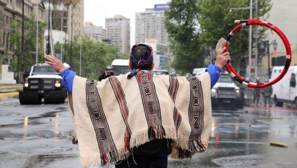 Şili’de Mapuche yerlilerinin Kolomb Günü’ne karşı  eylemine polis saldırdı: Bir insan hakları aktivisti hayatını kaybetti
